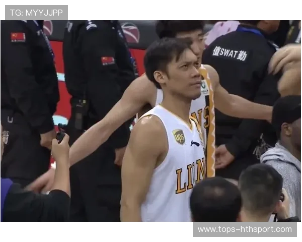 世界游泳冠军摔倒丢金，全场为其鼓掌致敬